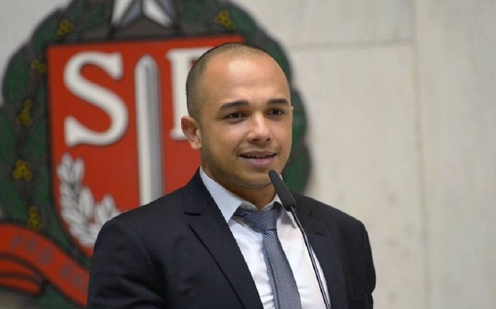 ex-deputado-douglas-garcia-troca-socos-com-manifestantes-na-faculdade-de-direito-da-usp