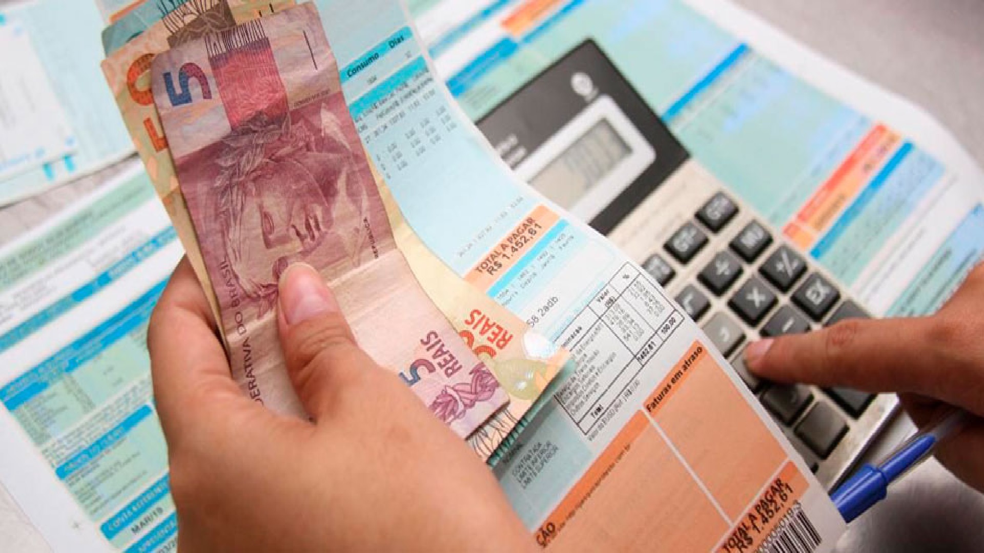 conta-de-luz-ajuda-a-conter-ipca-de-dezembro;-alimentos-voltam-a-subir