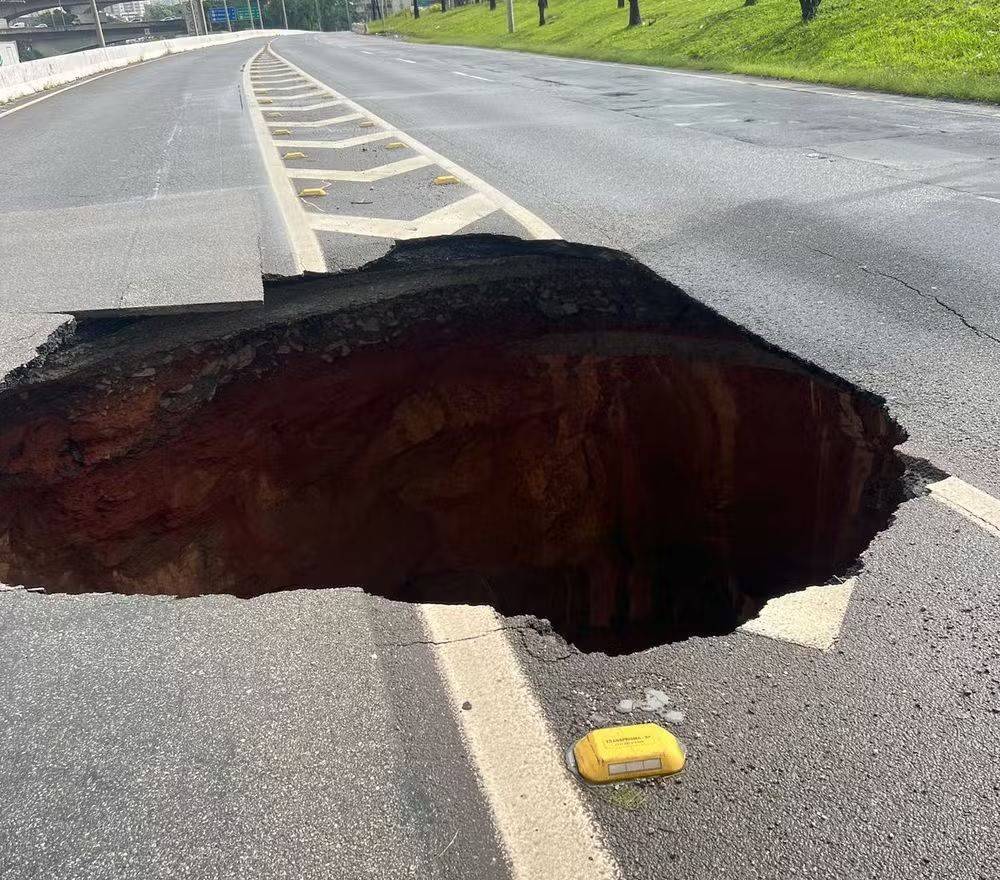 buraco-interdita-pista-central-da-marginal-tiete-e-provoca-50-km-de-congestionamento