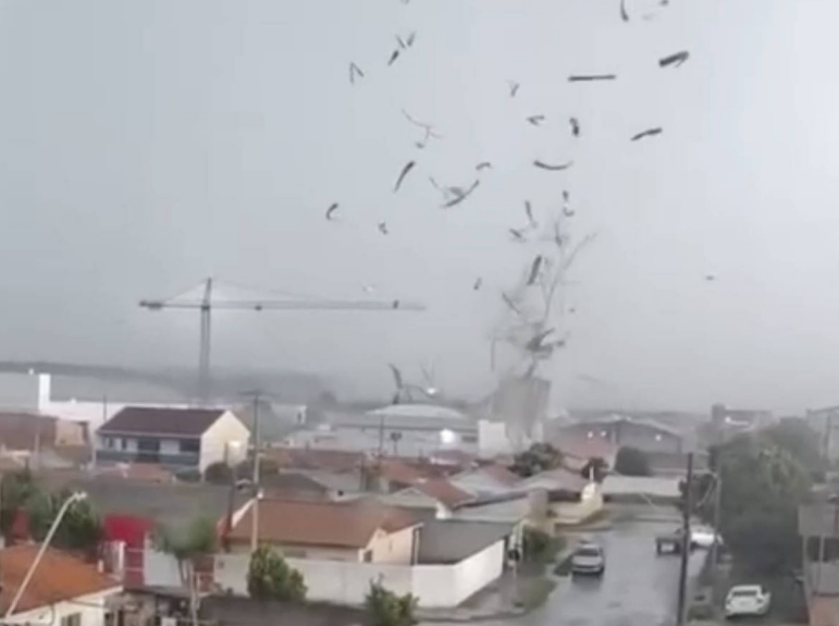 tornado-atinge-regiao-metropolitana-de-curitiba-e-causa-destruicao