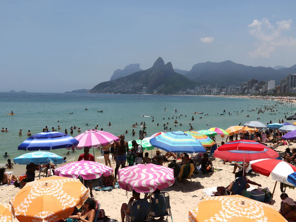 vendedores-ambulantes-bloqueiam-via-da-praia-de-ipanema-em-protesto-no-rio