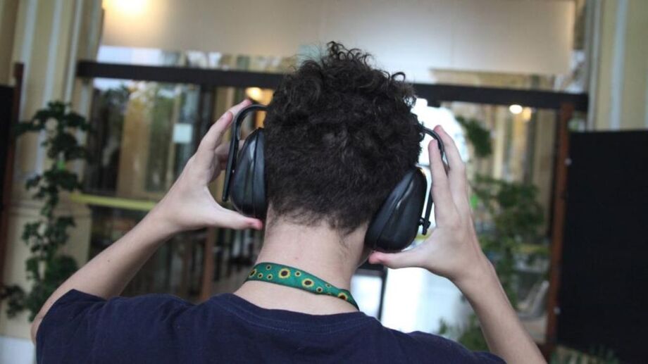 comissao-aprova-protetores-auriculares-para-alunos-autistas-em-escolas