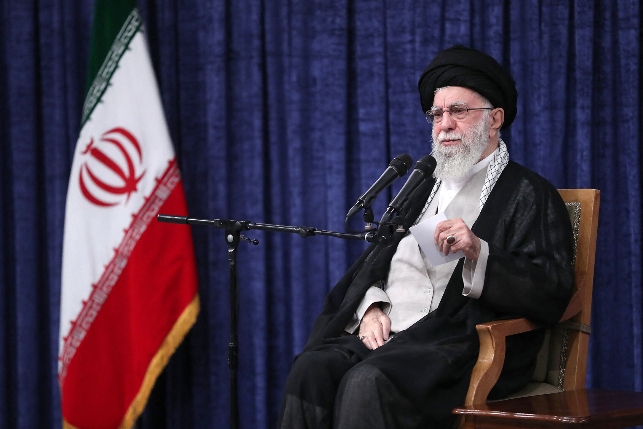 khamenei-culpa-trump-pelos-mortos-no-ira-e-eua-ameacam