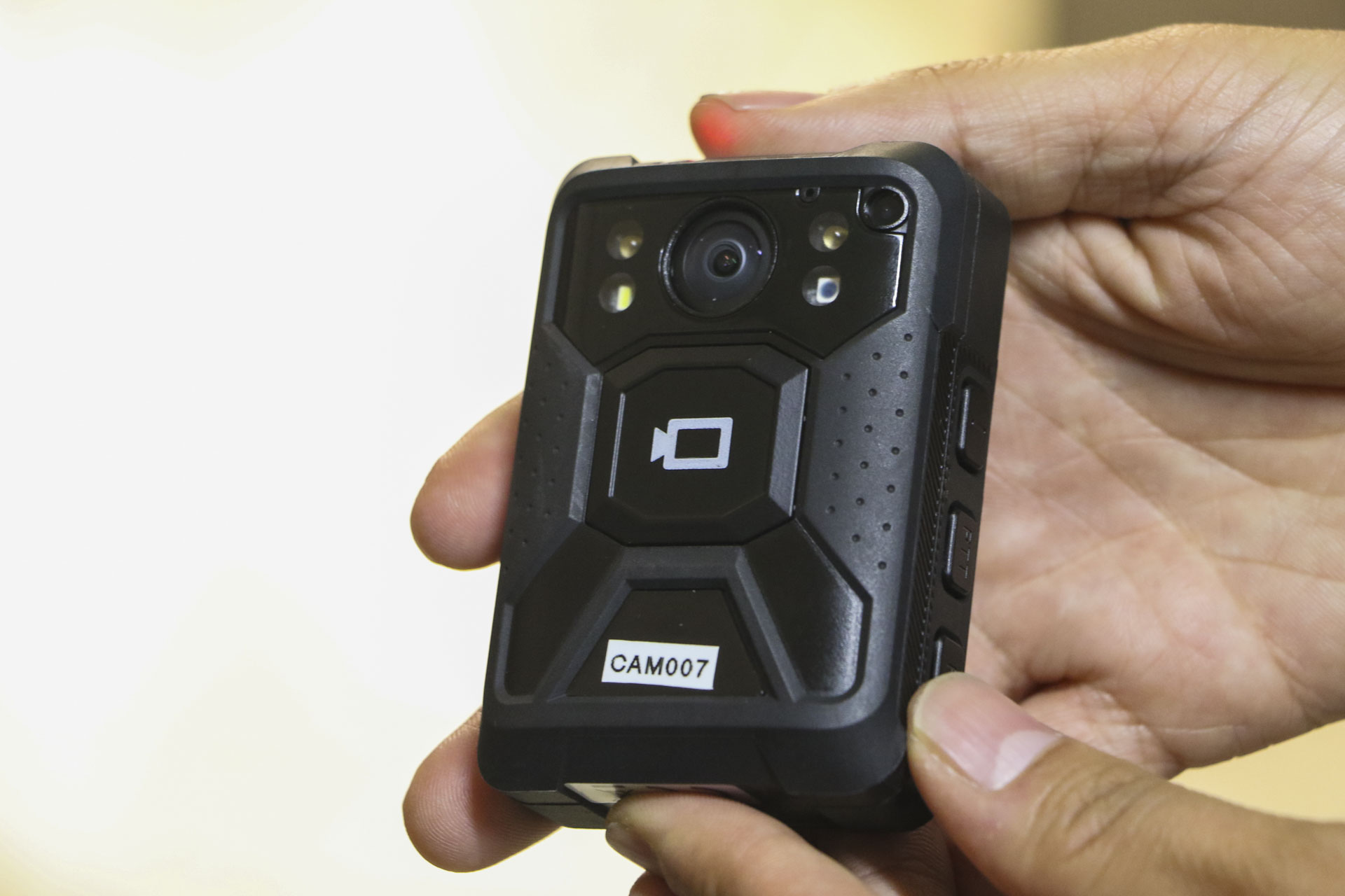 camera-corporal-flagrou-pm-do-rj-furtando-celular-na-megaoperacao-da-penha