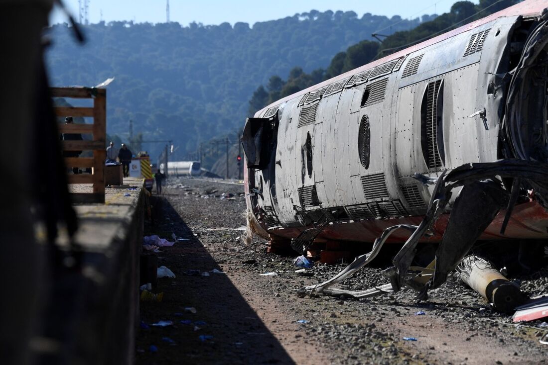 reis-da-espanha-visitam-local-do-acidente-ferroviario-na-andaluzia