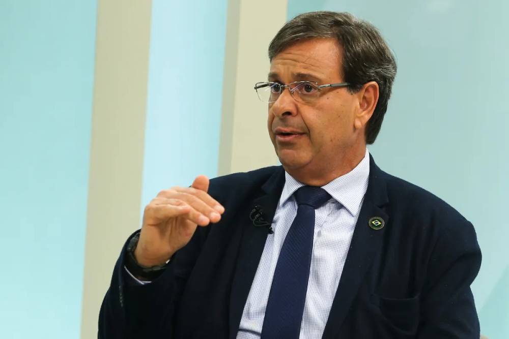ministro-de-bolsonaro-que-tentou-obter-passaporte-portugues-para-mauro-cid-deixa-o-pl