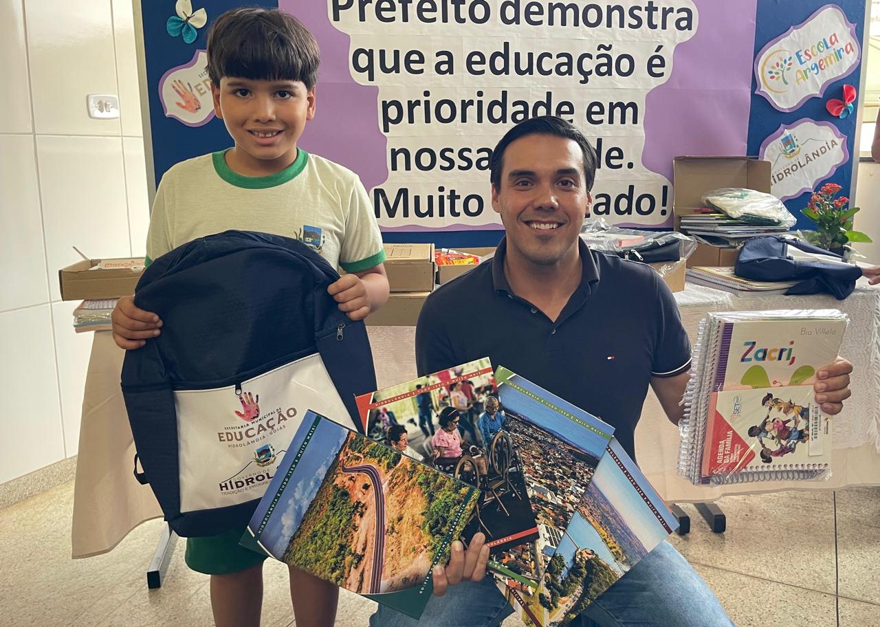 ze-delio-entrega-livros,-kits-e-uniformes-a-mais-de-4-mil-alunos-em-hidrolandia