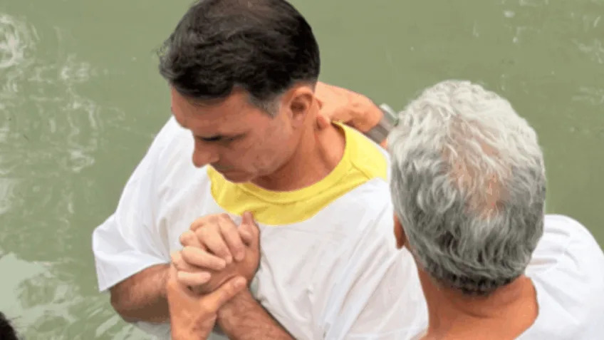 pre-candidato,-flavio-bolsonaro-e-batizado-pela-segunda-vez-no-rio-jordao