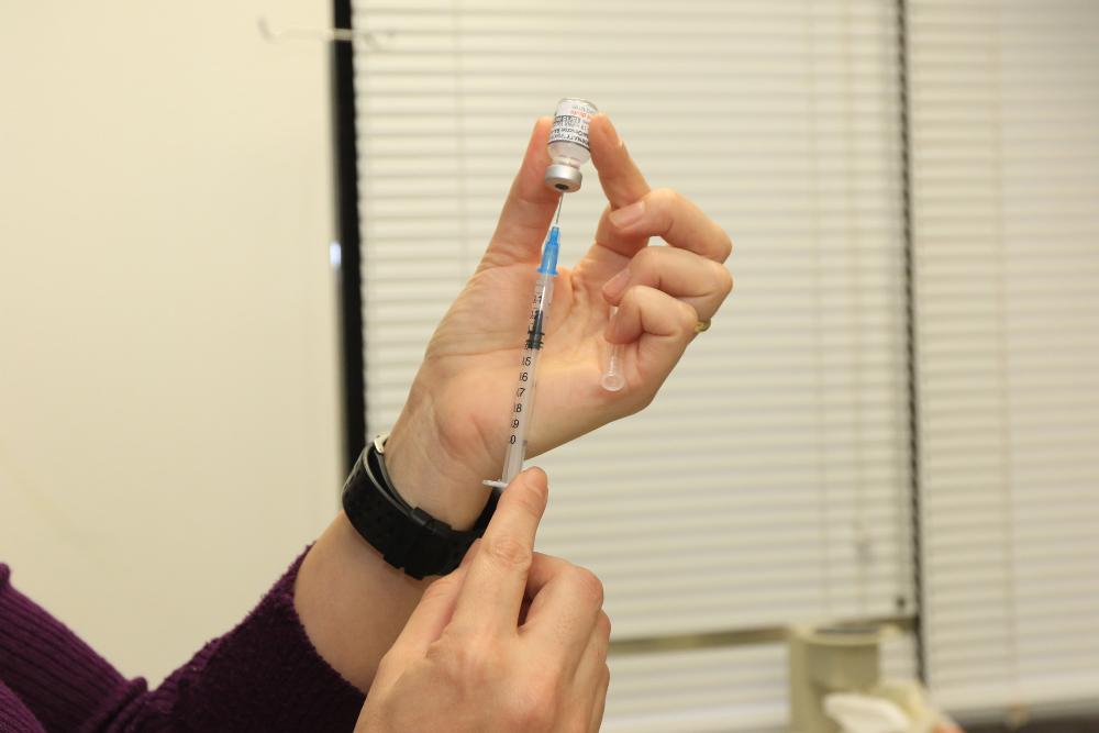 vacinacao-contra-covid-completa-cinco-anos-com-cobertura-baixa-no-brasil