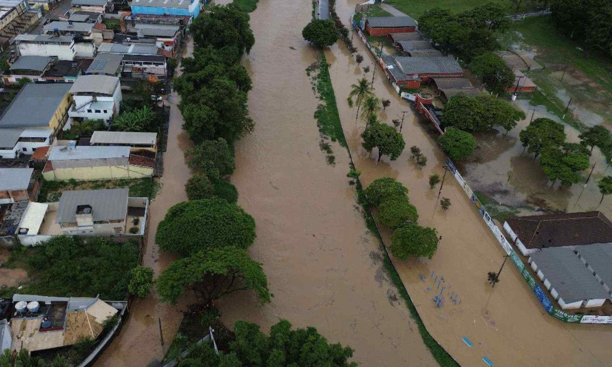 chuva-forte-faz-rios-transbordarem-e-deixa-desabrigados-em-municipios-de-mg