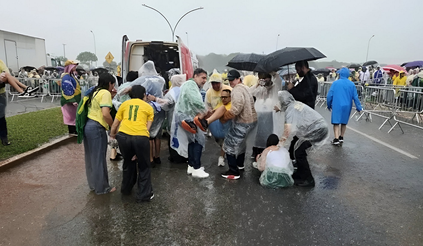 raio-atinge-manifestantes-de-ato-convocado-por-nikolas-em-brasilia