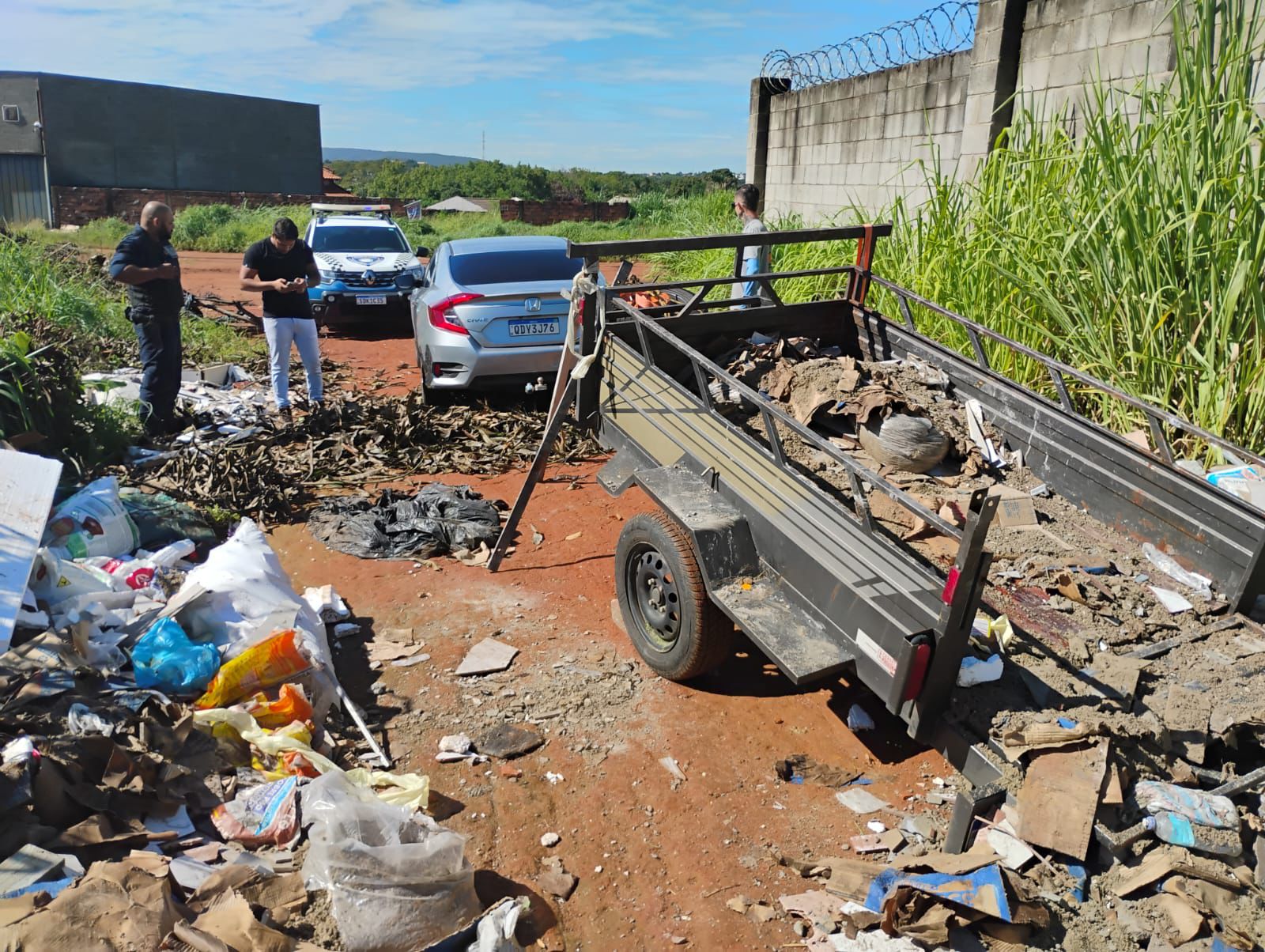 gcm-flagra-descarte-irregular-de-entulho-no-buriti-sereno,-em-aparecida