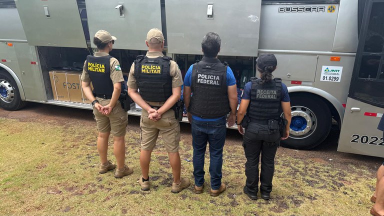 operacao-conjunta-apreende-onibus-com-mercadorias-ilegais-vindas-do-paraguai-no-parana