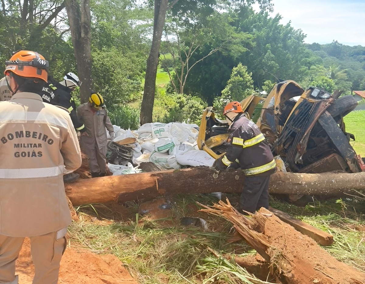 caminhao-tomba-na-zona-rural-de-caldazinha-e-mata-duas-pessoas
