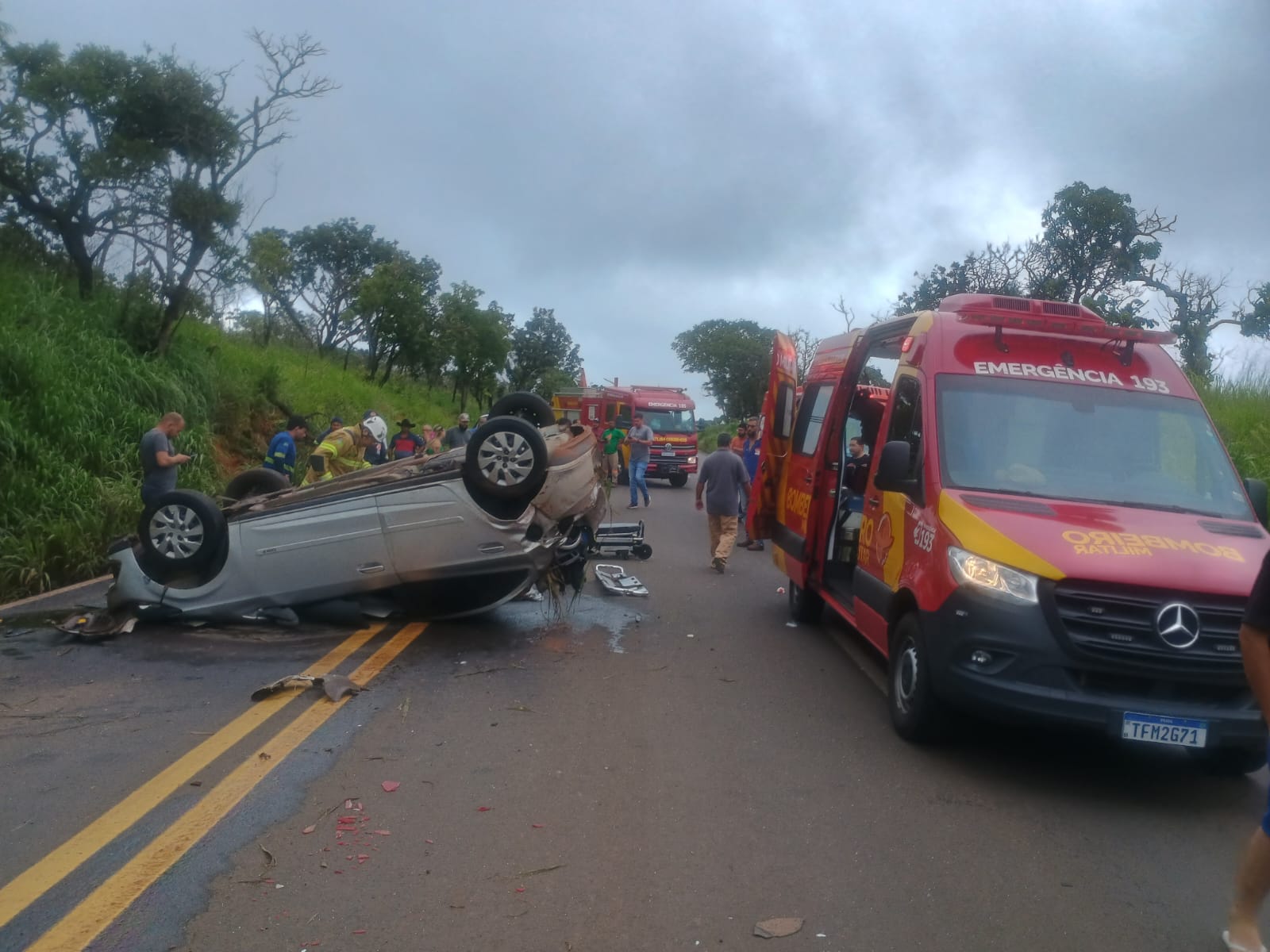 bombeiros-de-mineiros-socorrem-tres-idosos-apos-colisao-entre-carro-e-carreta