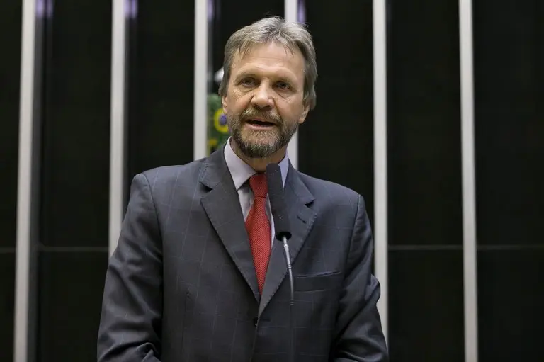 pt-quer-rever-autonomia-do-banco-central-apos-caso-master,-diz-lider-do-partido-na-camara