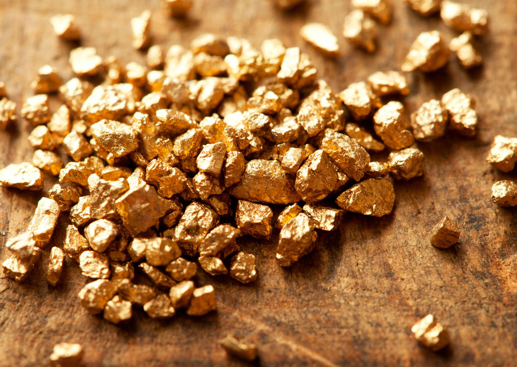 ouro-fecha-em-alta-de-2%-e-retoma-patamar-de-us$-5-mil,-com-dolar-fraco-e-tensoes