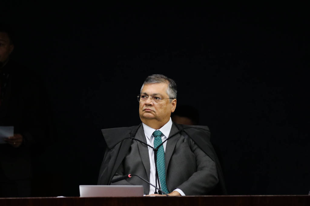 decisao-de-dino-sobre-penduricalhos-e-vista-como-recado-a-fachin-e-expoe-embate-no-stf