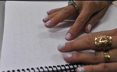pnld-distribuira-22-mil-livros-em-braille-para-alunos-cegos-em-2026