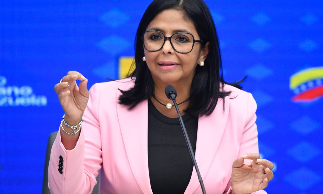 presidente-interina-da-venezuela-promete-organizar-eleicoes-livres