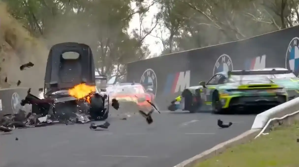 canguru-e-atropelado-e-carros-ficam-em-chamas-em-corrida-na-australia