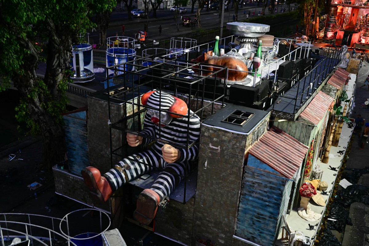 nas-redes,-michelle-critica-alegoria-na-sapucai-de-bolsonaro-como-palhaco-atras-das-grades