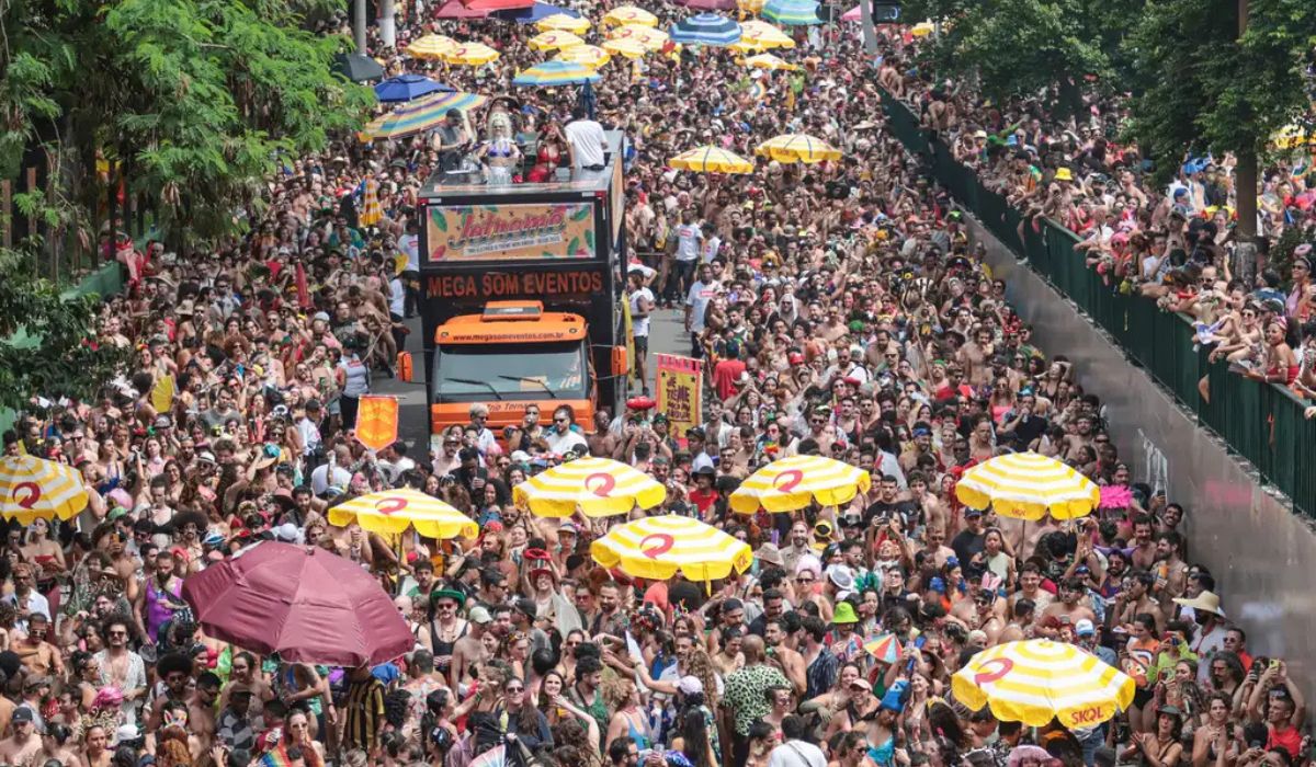 folioes-de-sp-enfrentam-falta-de-banheiro,-fila-e-sujeira-em-bloco-no-ibirapuera