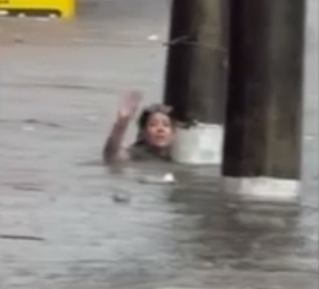 mulher-se-agarra-a-poste-e-se-salva-de-enxurrada:-‘fiquei-entre-a-vida-e-a-morte’
