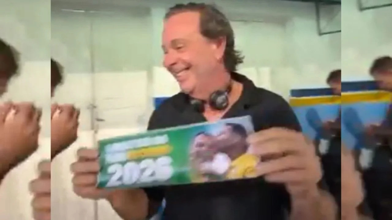 ex-ministro-de-bolsonaro-divulga-adesivos-pro-flavio-no-carnaval-e-critica-homenagem-a-lula