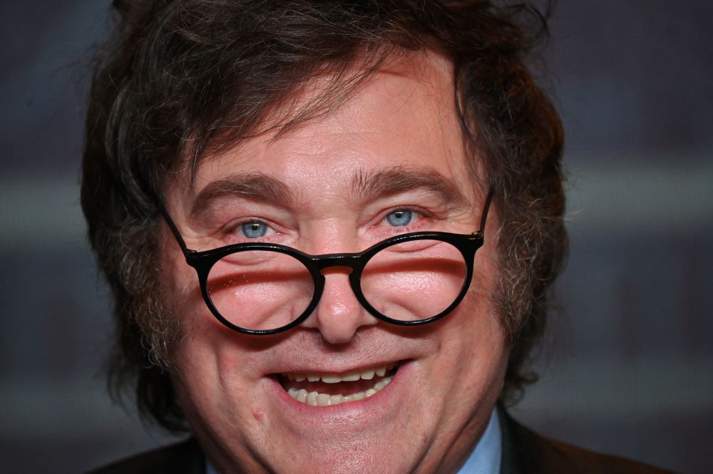 milei-canta-‘burning-love’-e-ri-com-orban-em-meio-a-tensao-na-argentina