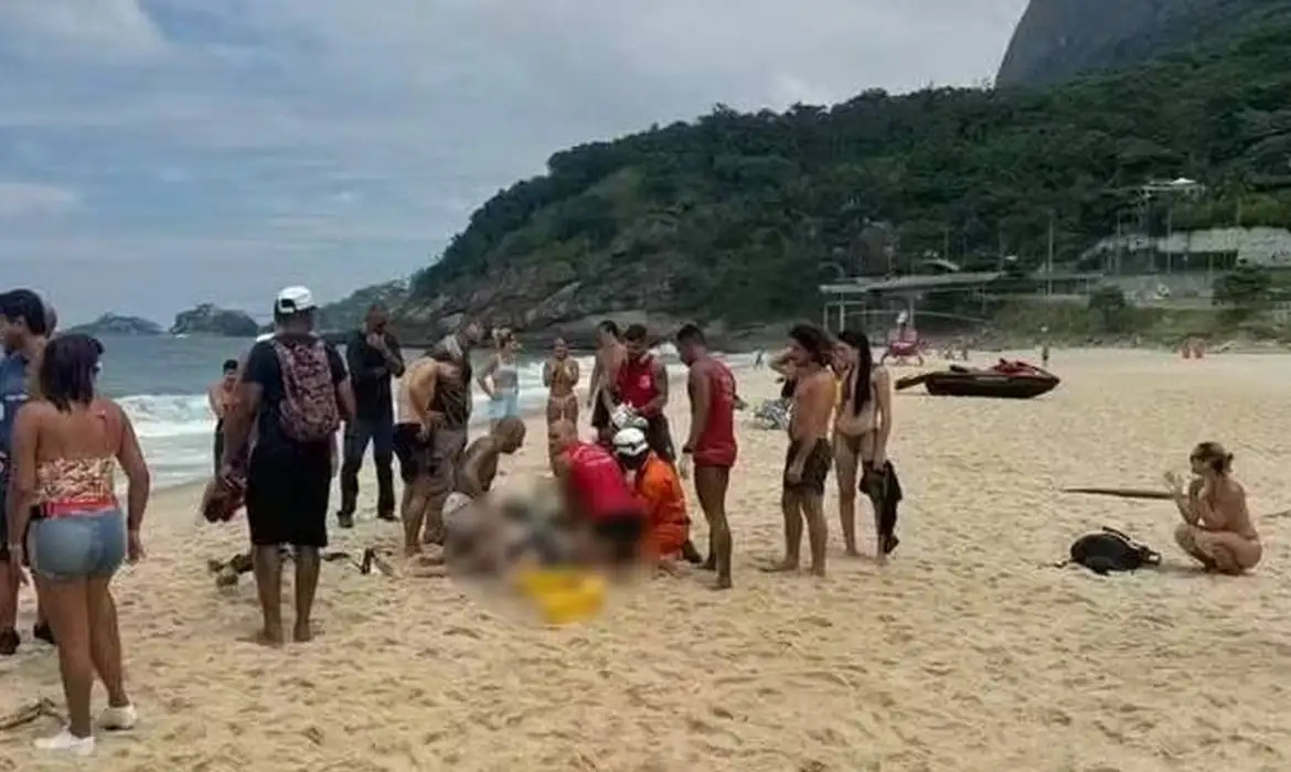 homem-morre-em-queda-de-asa-delta-na-praia-de-sao-conrado