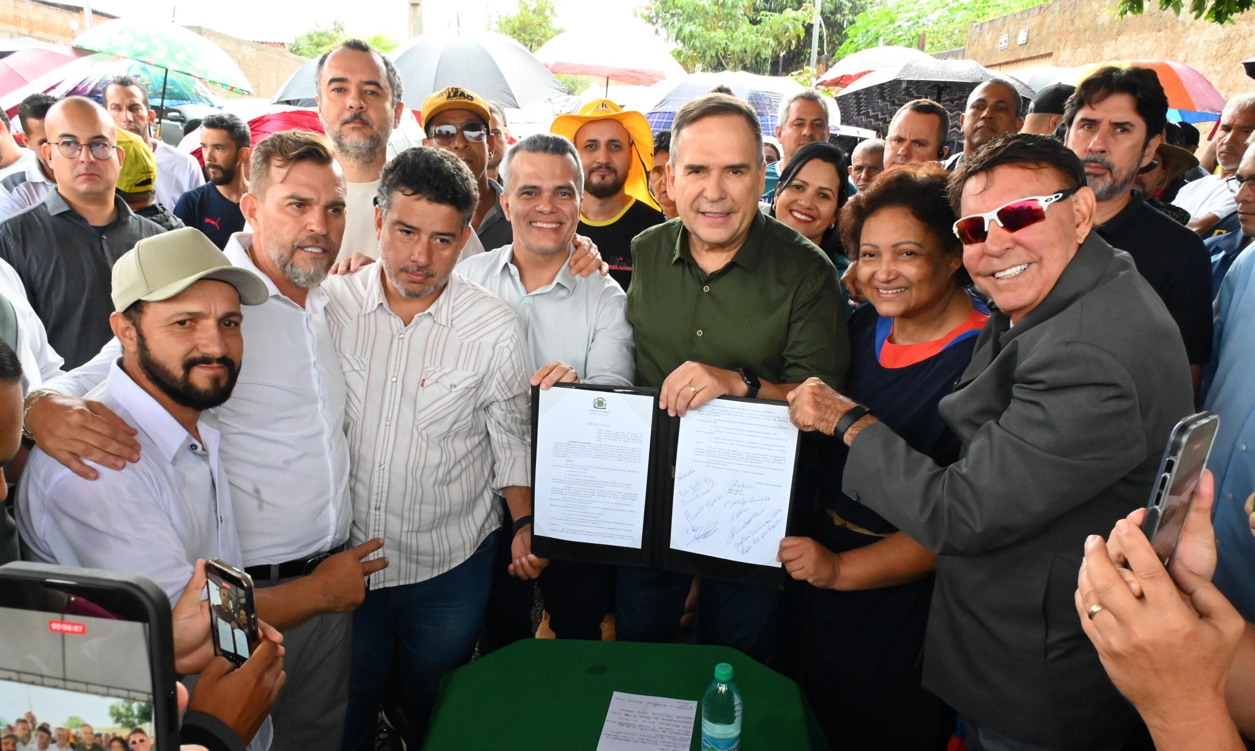 mabel-assina-decreto-de-escrituras-do-residencial-tancredo-neves-em-goiania