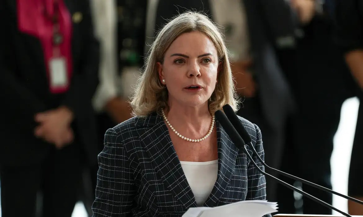 gleisi-hoffmann-celebra-decisao-de-dino-que-suspendeu-privatizacao-da-celepar