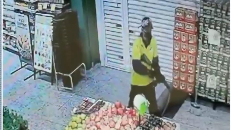 assaltantes-fazem-refens-e-roubam-supermercado-em-moema,-na-zona-sul-de-sp
