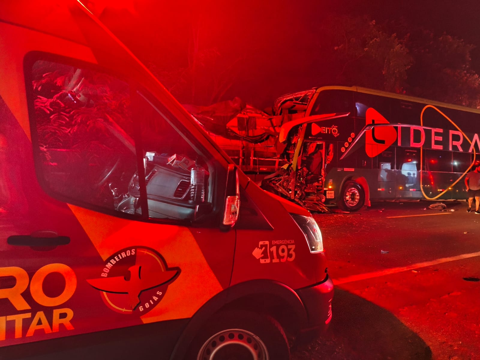 acidente-com-onibus-na-br-153-deixa-19-feridos-e-mobiliza-resgates