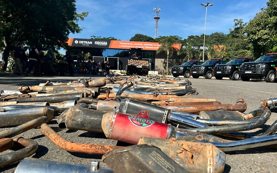 detran-go-esmaga-500-escapamentos-de-veiculos-barulhentos