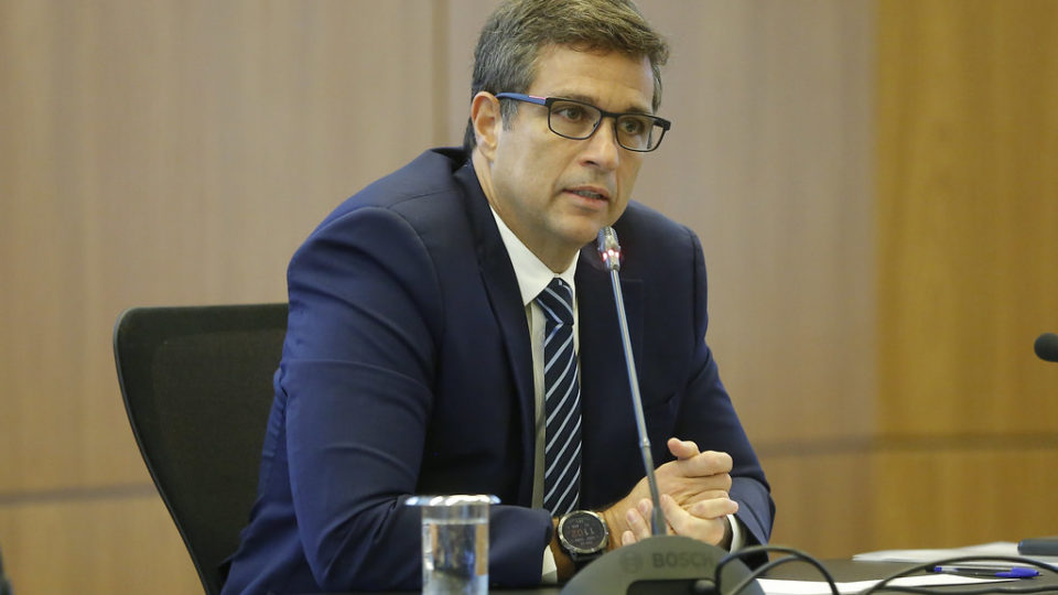 cpi-do-crime-organizado-cancela-sessao-por-ausencia-de-campos-neto-e-de-fundador-da-reag