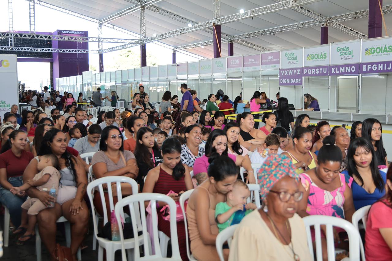 goias-social-mulher-chega-a-aparecida-com-servicos,-saude-e-entrega-de-beneficios