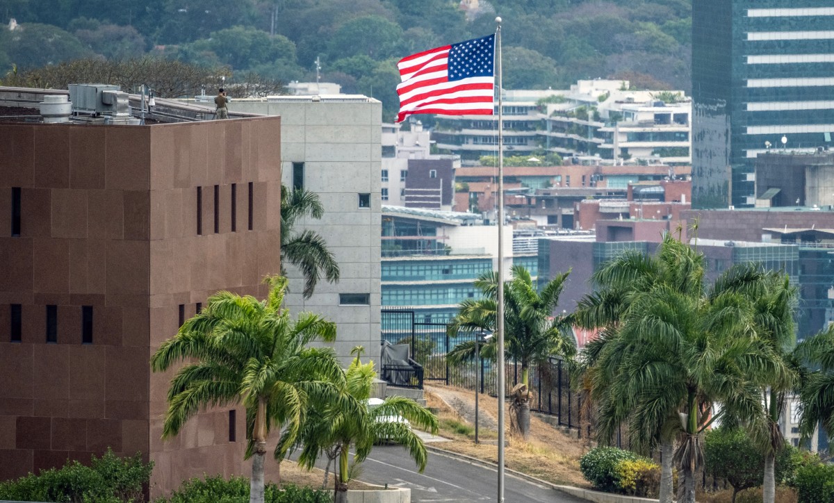 bandeira-americana-volta-a-ser-hasteada-em-embaixada-em-caracas-apos-7-anos