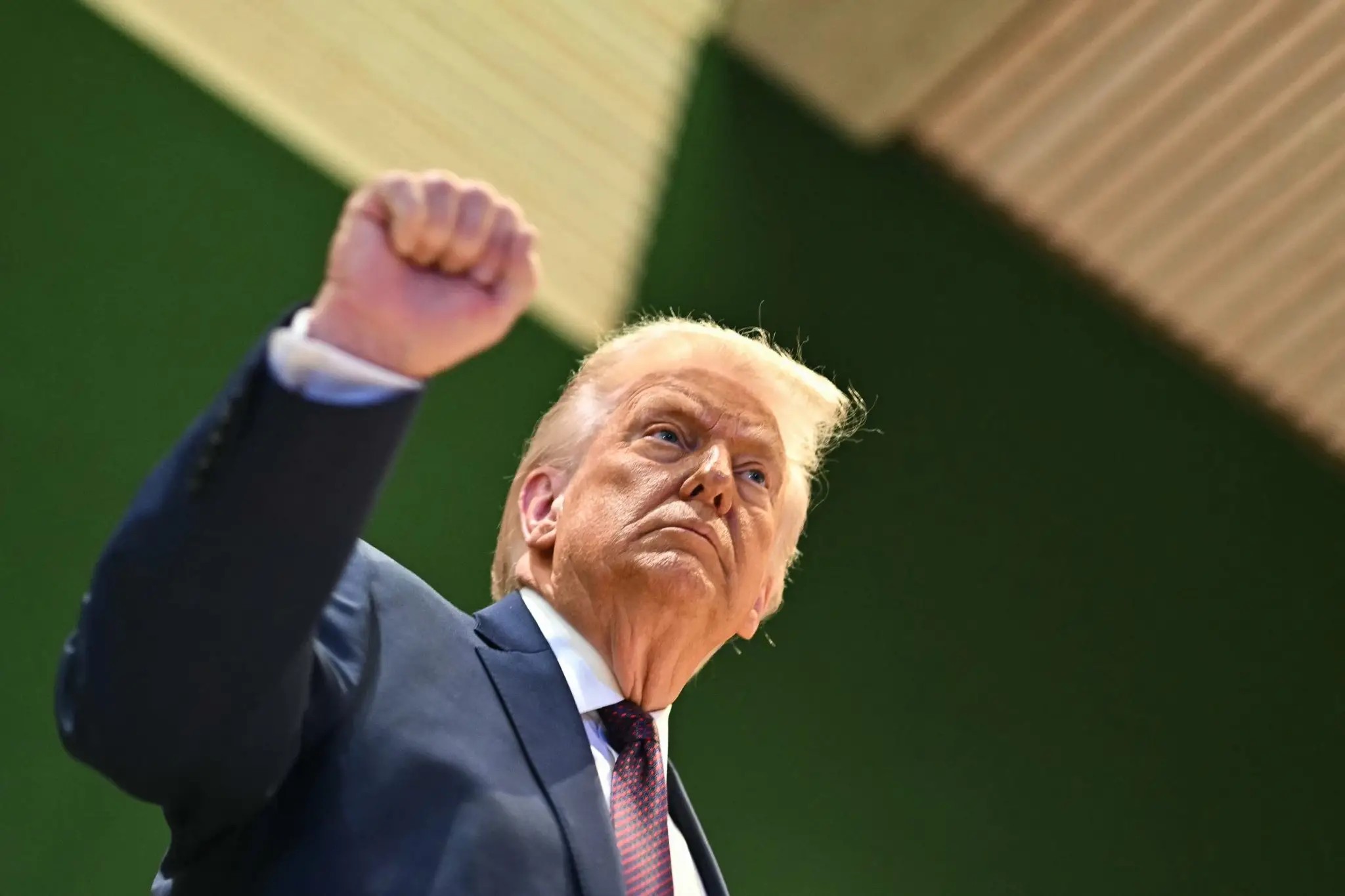 trump-ameaca-enviar-agentes-do-ice-para-aeroportos-dos-eua