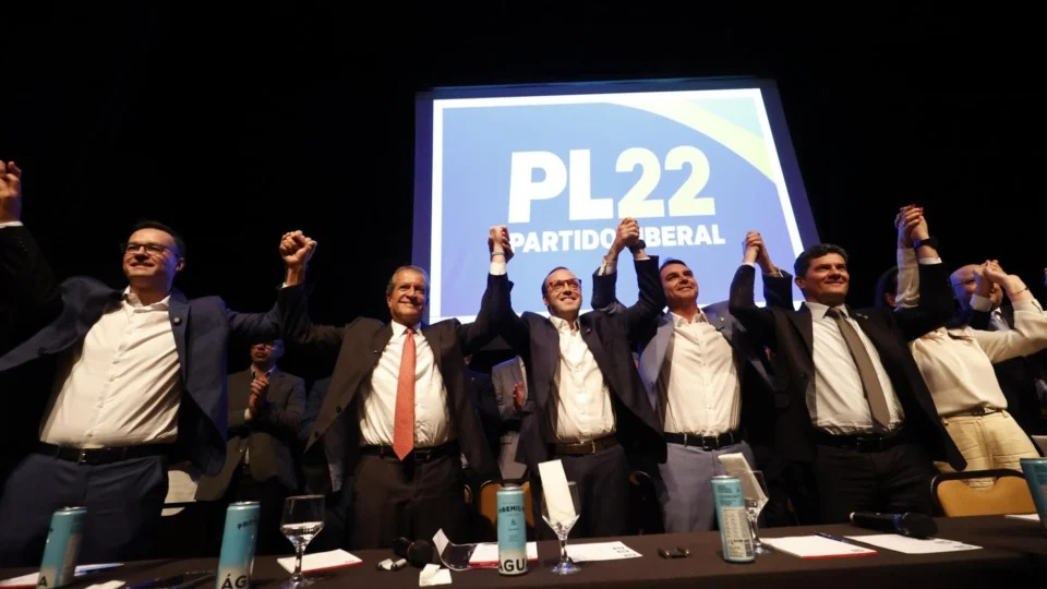 moro-se-filia-ao-pl-ao-lado-de-flavio-em-evento-com-acenos-a-ratinho-jr.-e-criticas-a-lula