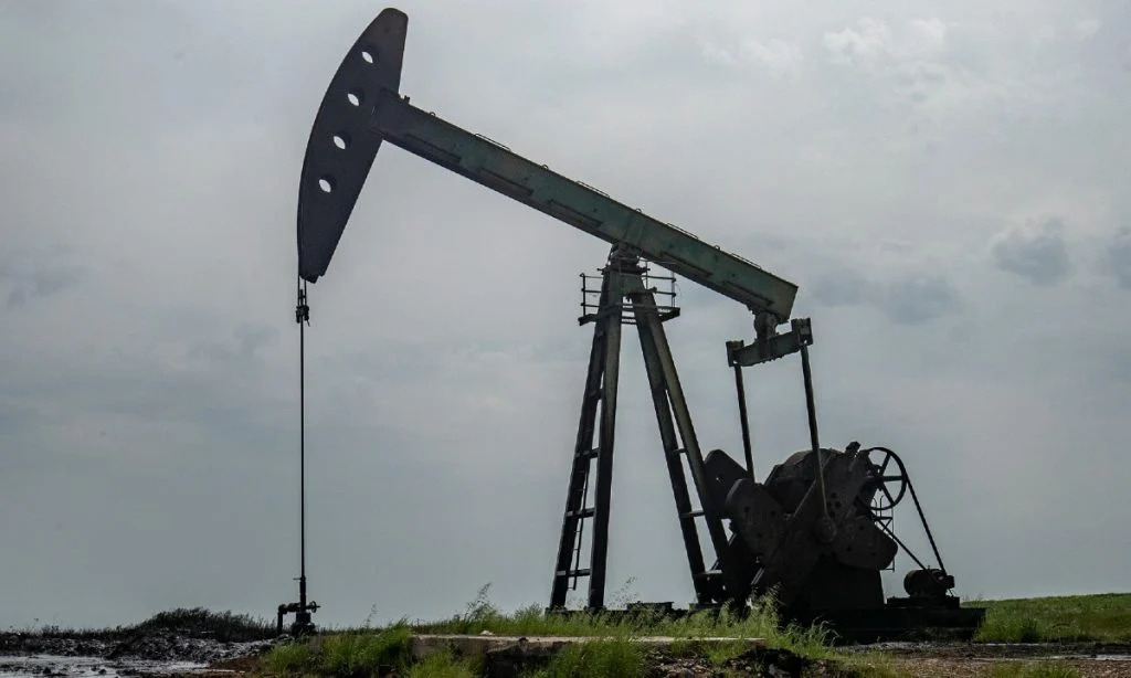 petroleo-cai-quase-6%-apos-eua-apresentar-plano-de-paz-ao-ira