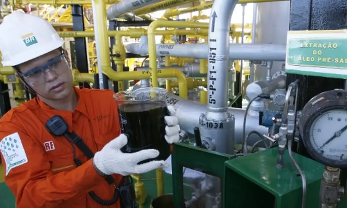 precos-do-petroleo-caem-quase-6%-apos-trump-apresentar-plano-de-paz-ao-ira