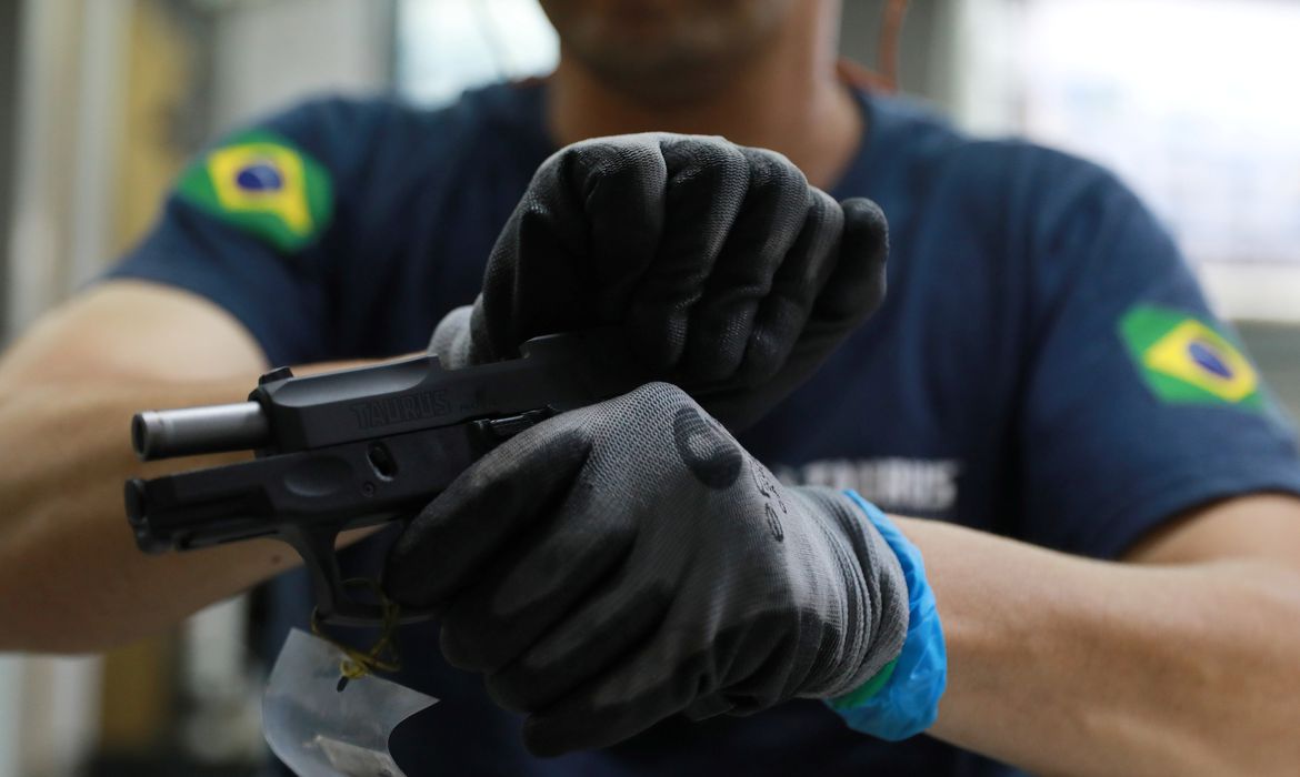 comissao-aprova-porte-de-arma-para-vigilantes-fora-do-servico