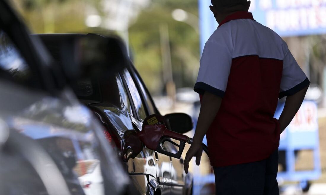 precos-dos-combustiveis-sobem-pela-quarta-semana,-e-diesel-ja-e-encontrado-a-quase-r$-10-por-litro