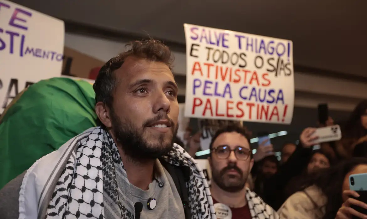ativista-brasileiro-thiago-avila-e-deportado-da-argentina