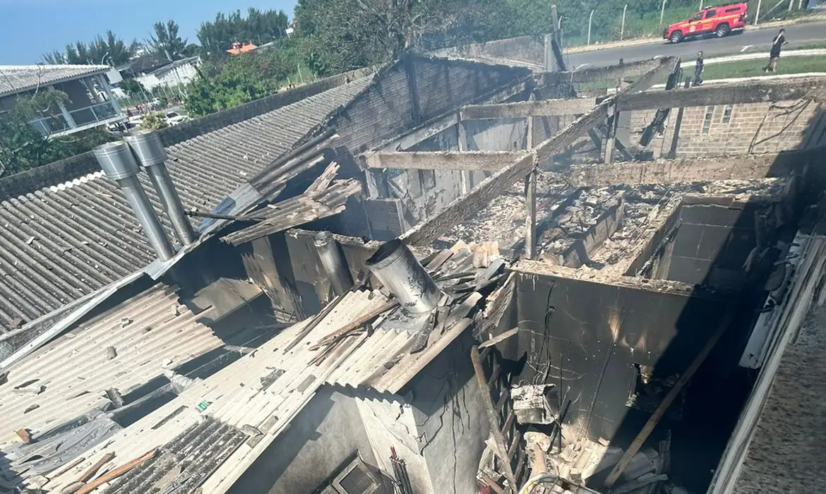 aviao-de-pequeno-porte-cai-em-capao-da-canoa-sobre-restaurante