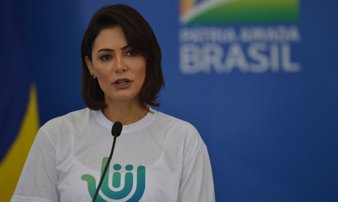 michelle-bolsonaro-diz-que-ex-presidente-esta-ha-seis-dias-sem-solucos