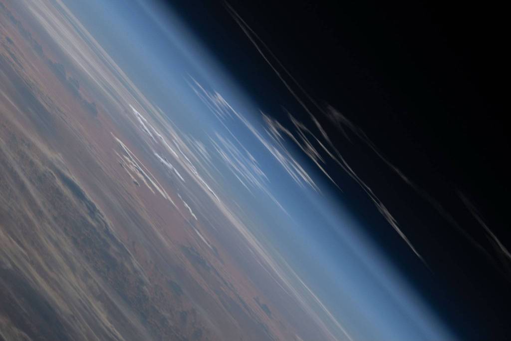 da-estacao-espacial,-astronauta-da-nasa-fotografa-rastro-de-foguete-da-artemis-2