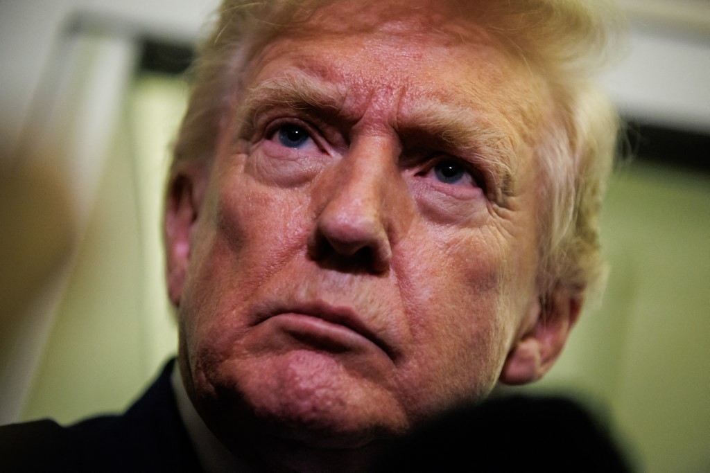 trump-ameaca-destruir-todas-as-usinas-eletricas-do-ira-caso-pais-nao-reabra-estreito